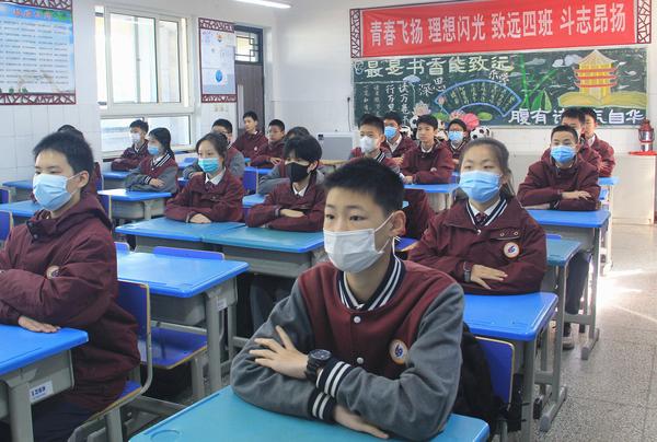 鄭州49中舉行室內(nèi)升旗儀式