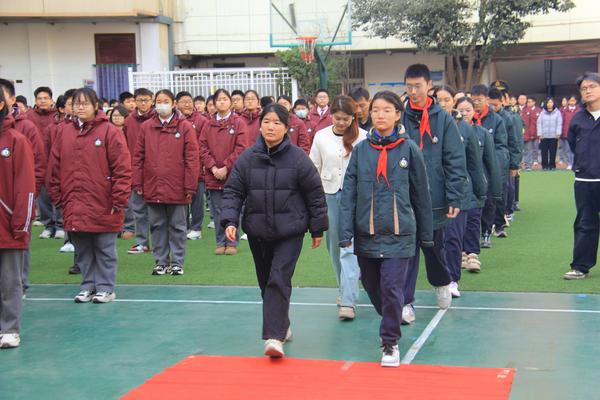 14孩子和父母一起走過紅毯，分享喜悅和光榮