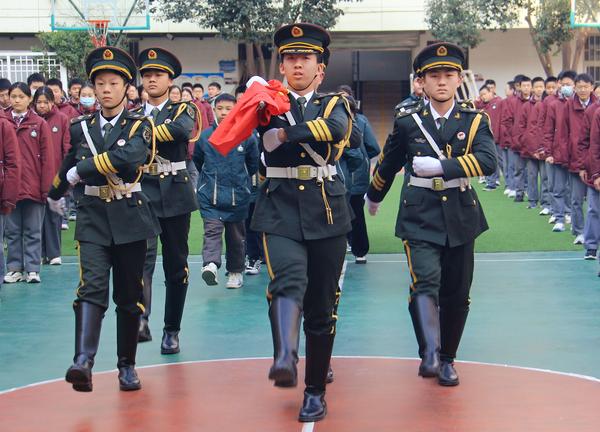 2校國旗班與行夢飛一班學(xué)生代表執(zhí)行升旗儀式