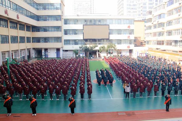 1鄭州市第七初級中學東校區(qū)舉行第五周升旗儀式